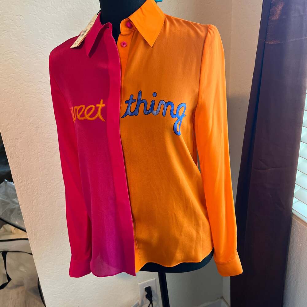 A+O X DEBORAH KASS WILLA PLACKET TOP in SWEET THING